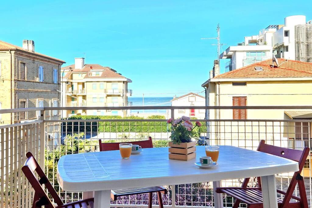 Апартаменти Gioiello Al Mare Wi-Fi Relax Terrazza Clima Чивітанова-Марке Екстер'єр фото